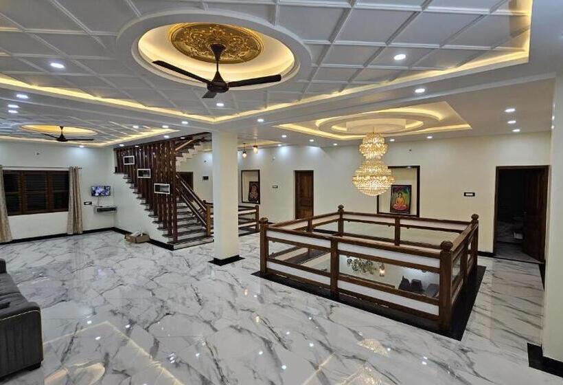 Отель Vrindavan Homestay Near Temple