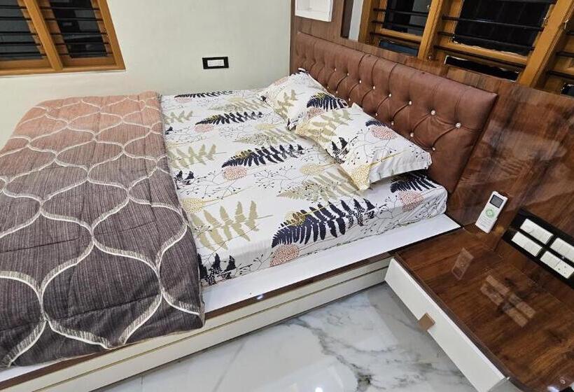 Отель Vrindavan Homestay Near Temple