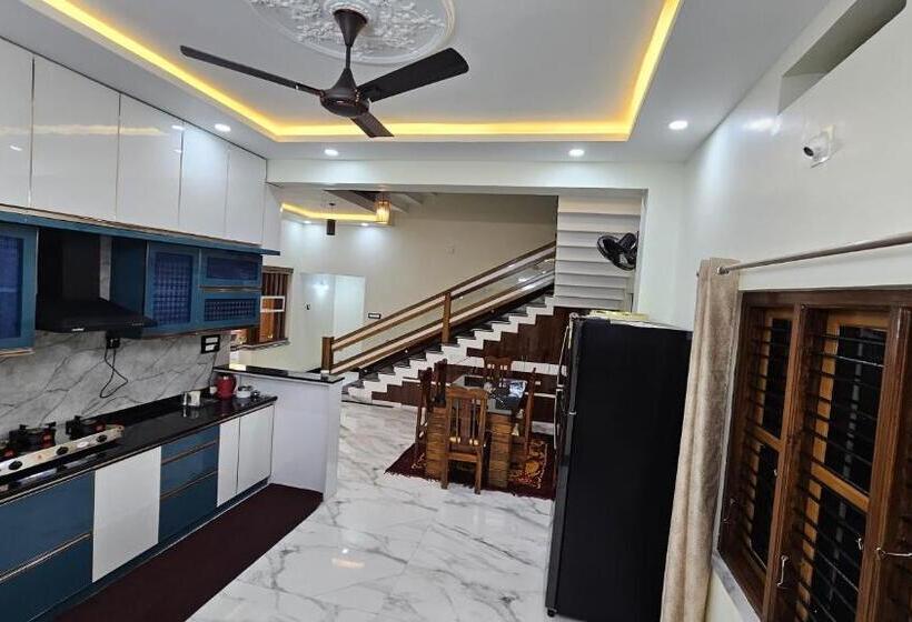 Отель Vrindavan Homestay Near Temple