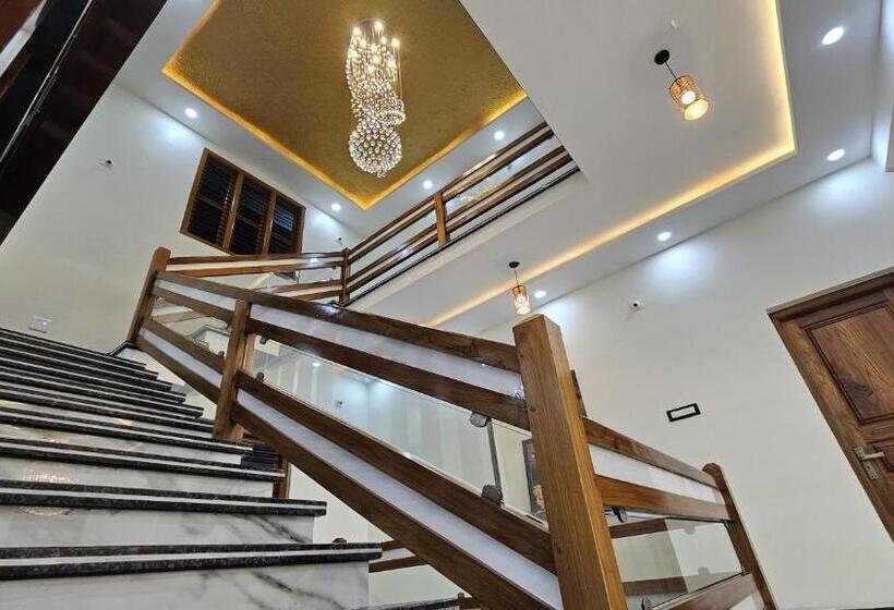 Отель Vrindavan Homestay Near Temple