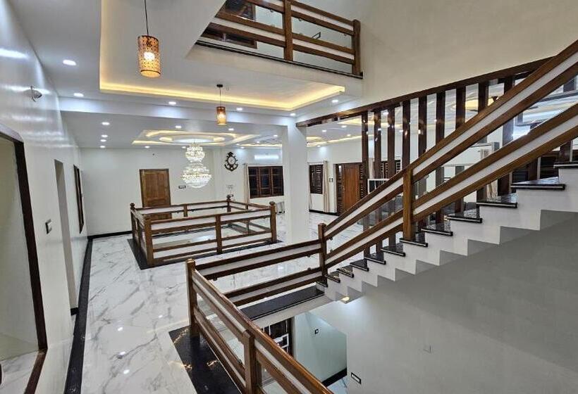 Отель Vrindavan Homestay Near Temple