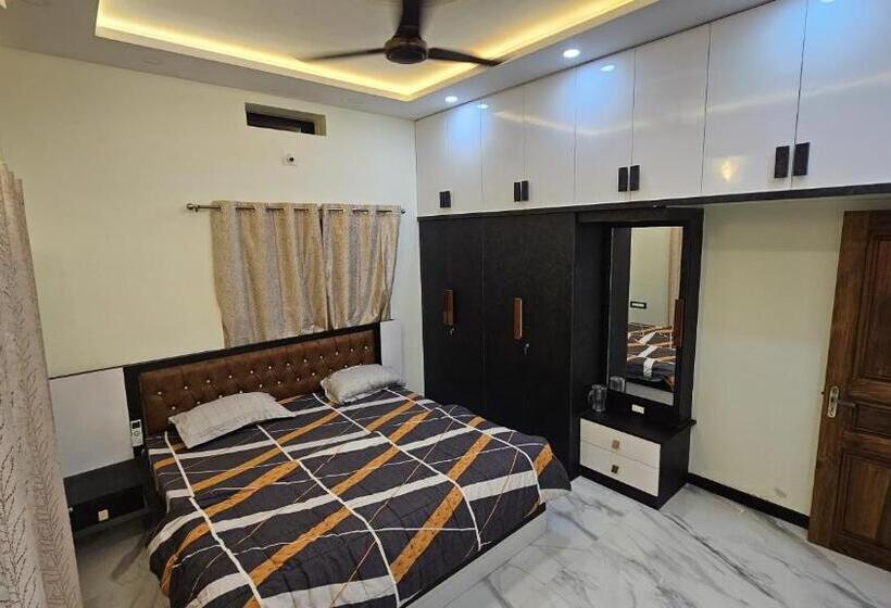 Отель Vrindavan Homestay Near Temple