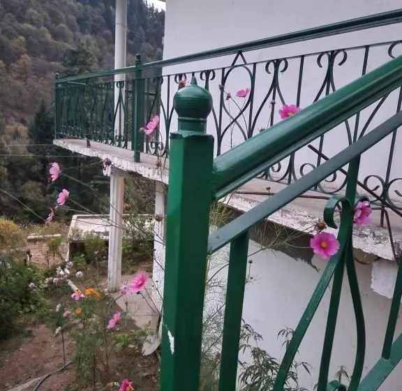 Retkeilymaja L Ashrum Cafe & Inn