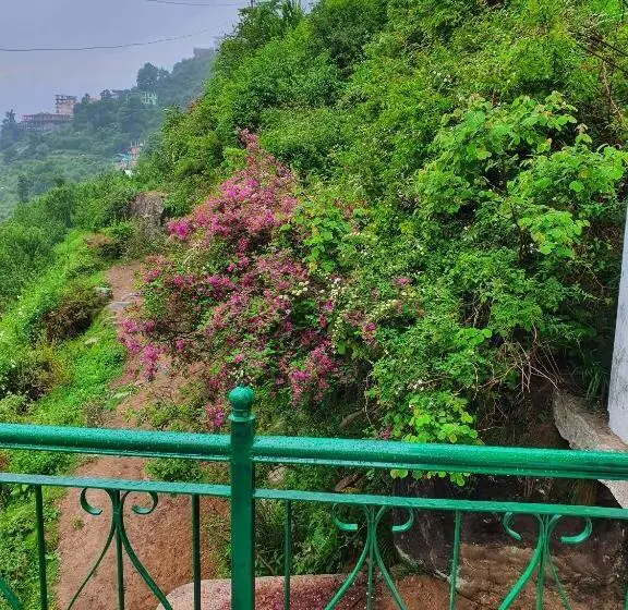 Retkeilymaja L Ashrum Cafe & Inn