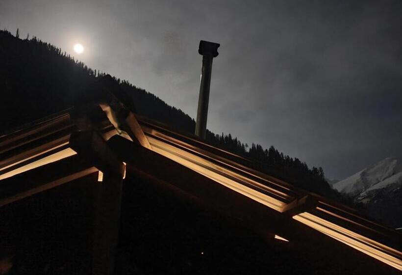 הוסטל L Ashrum Cafe & Inn