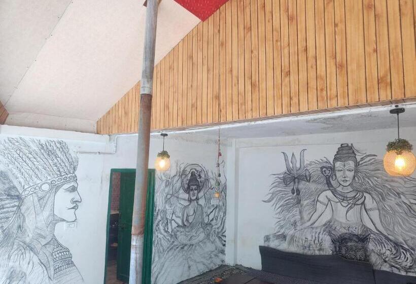 הוסטל L Ashrum Cafe & Inn