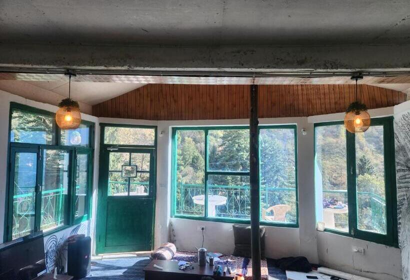 הוסטל L Ashrum Cafe & Inn