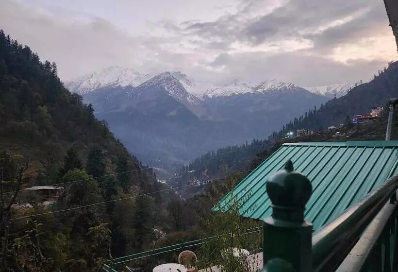 Retkeilymaja L Ashrum Cafe & Inn