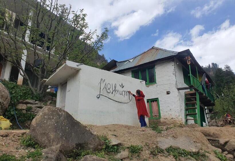 הוסטל L Ashrum Cafe & Inn