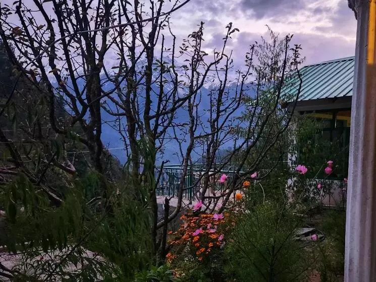 Retkeilymaja L Ashrum Cafe & Inn