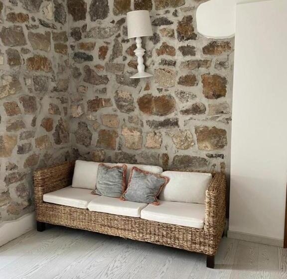 تختخواب و صبحانه Golden Rooms