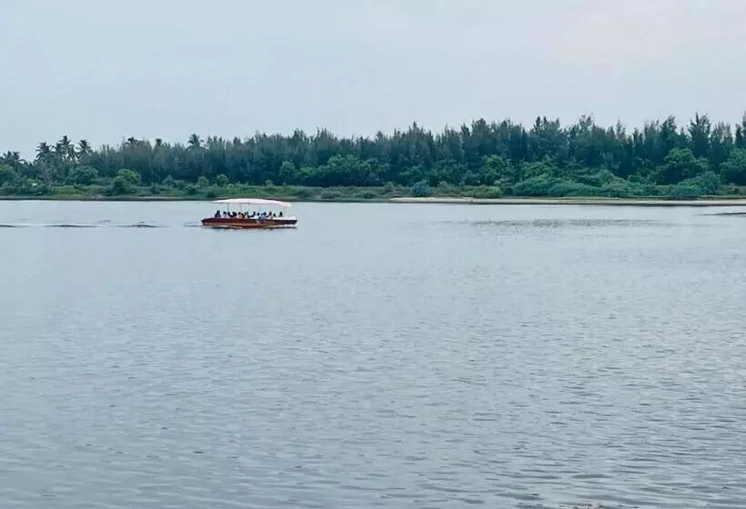 Selvas Eden Resort With River View Near Boat House