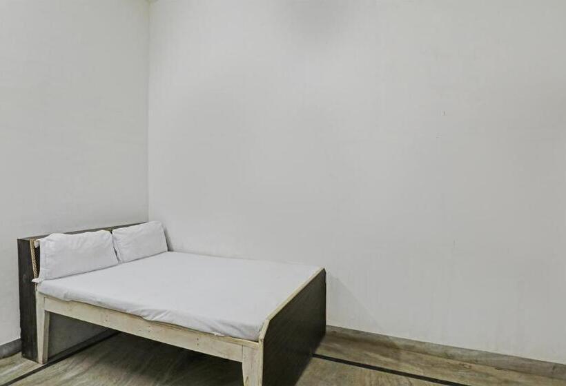 בית מלון כפרי Oyo Deewan Banquets & Resort