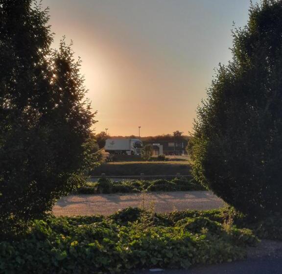 ベッドアンドブレックファースト Petite La Belle