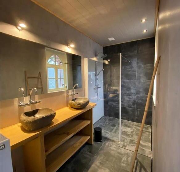 ベッドアンドブレックファースト Petite La Belle