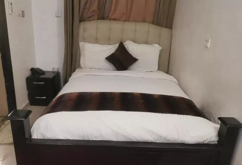 هتل Enclave Hills
