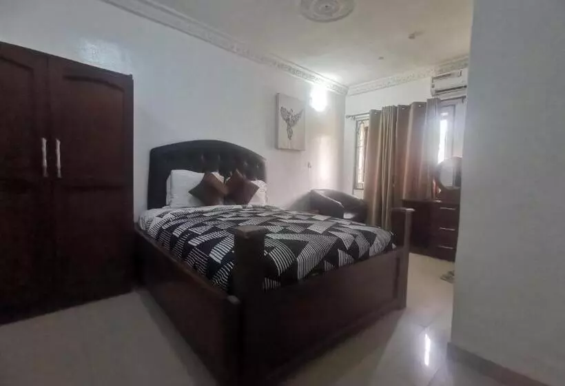 هتل Enclave Hills