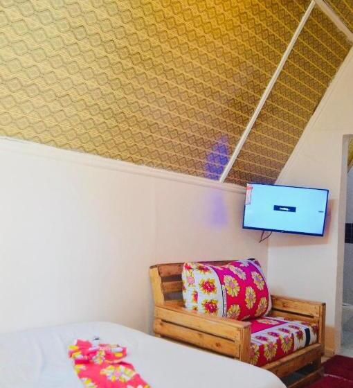 هتل Kentwood Cabins And Camp