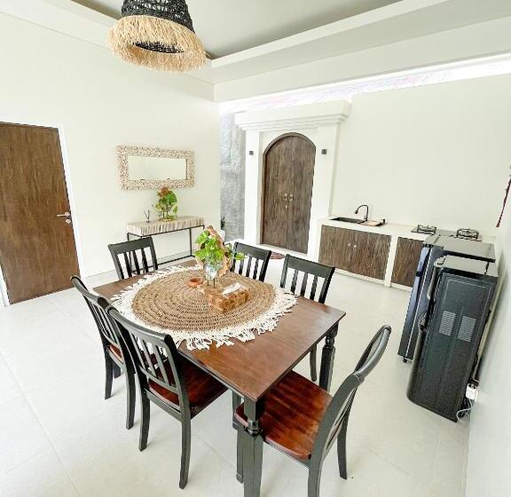 Отель Villa Kanjeng Heritage Home Jogja