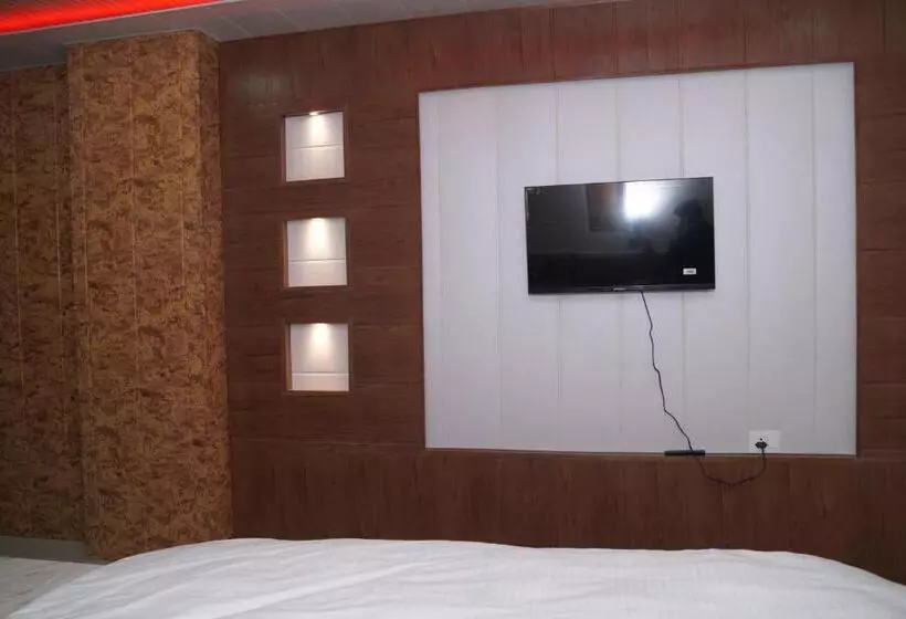Jb Hotel And Resort