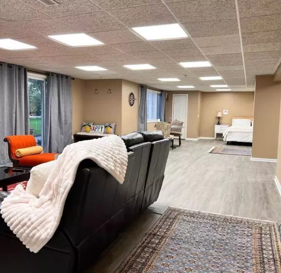 ペンション Charming Canton Guesthouse With Private Entrance & Hot Tub