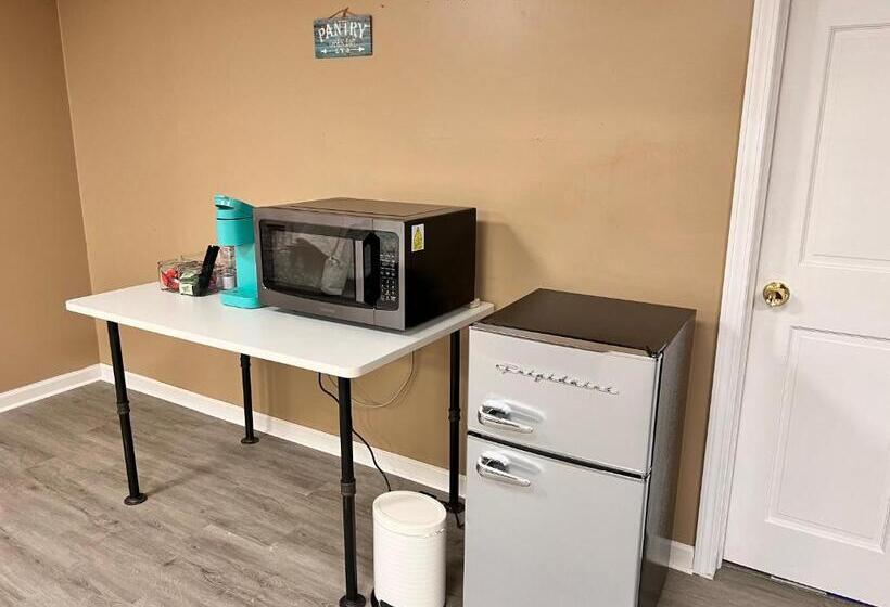 펜션 Charming Canton Guesthouse With Private Entrance & Hot Tub