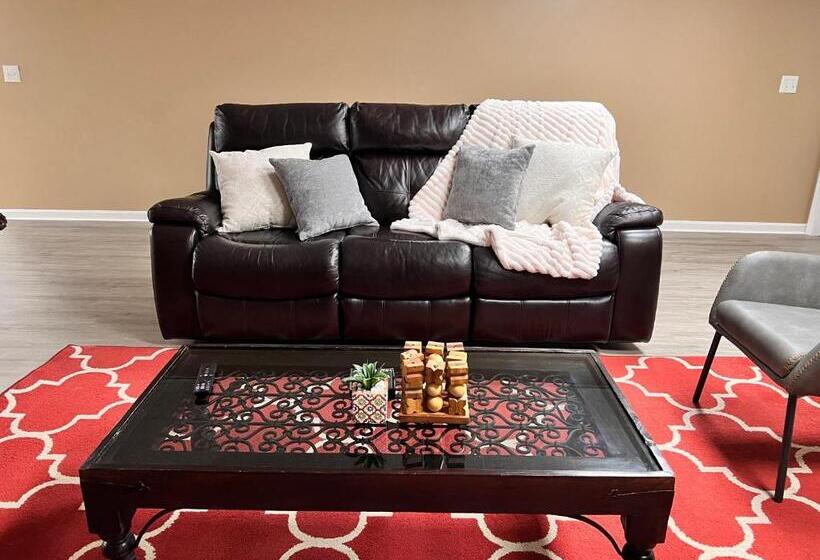 펜션 Charming Canton Guesthouse With Private Entrance & Hot Tub