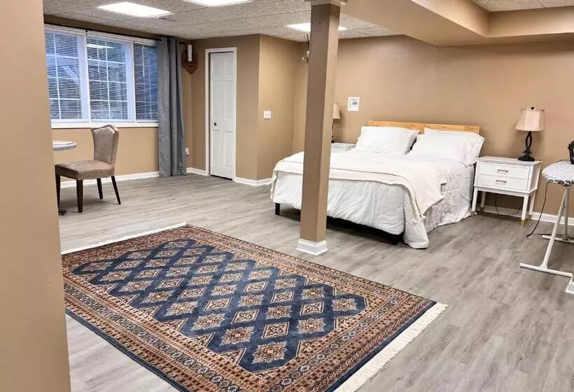 ペンション Charming Canton Guesthouse With Private Entrance & Hot Tub