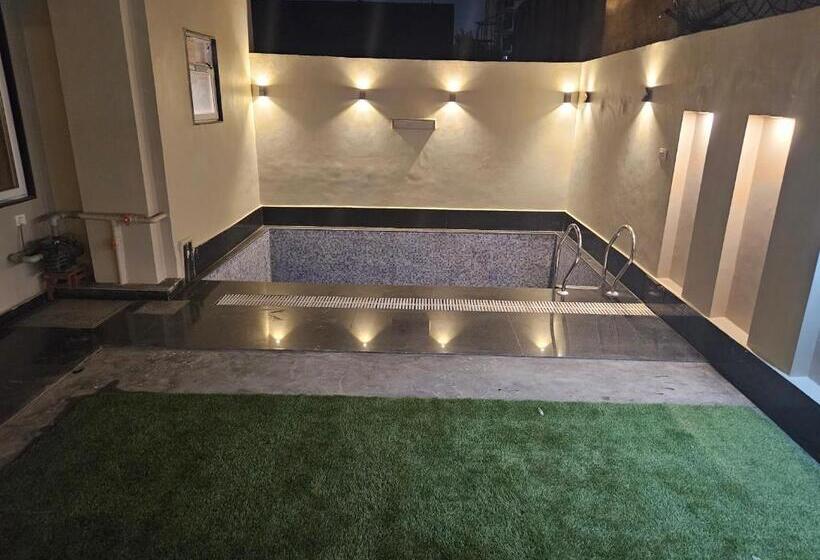 The Lodgers Boutique Hotel Near India Expo Centre & Mart Greater Noida