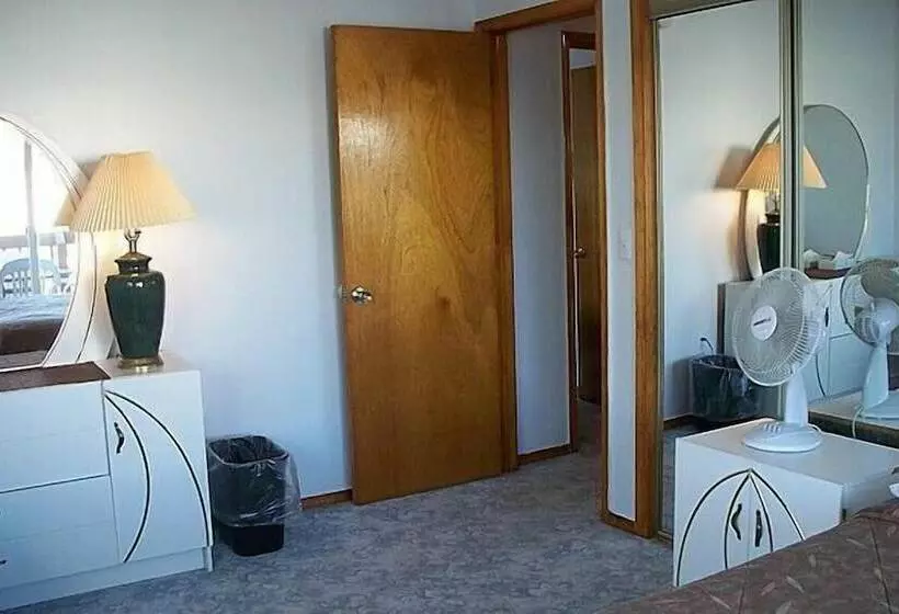 Aquarius Arms Motel