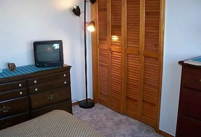 Aquarius Arms Motel