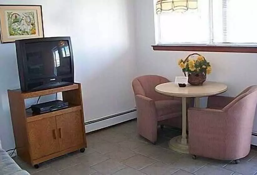 Aquarius Arms Motel