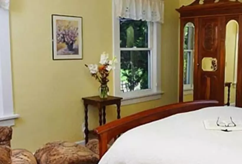 Hotelli Bear Flag Inn