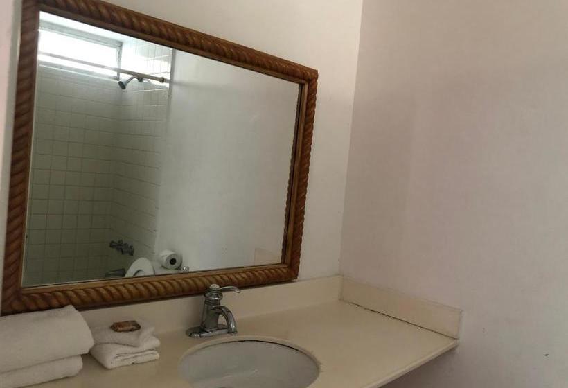 호텔 Camelot Waterfront Inn