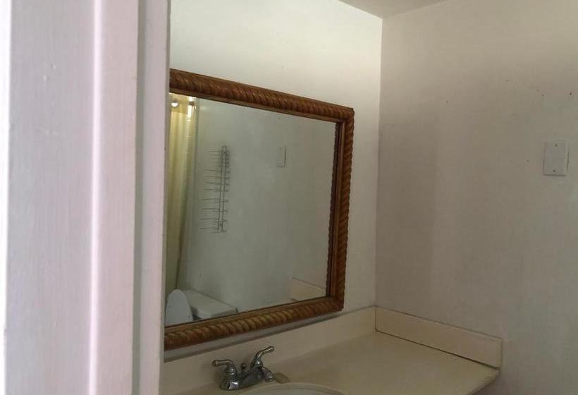 호텔 Camelot Waterfront Inn