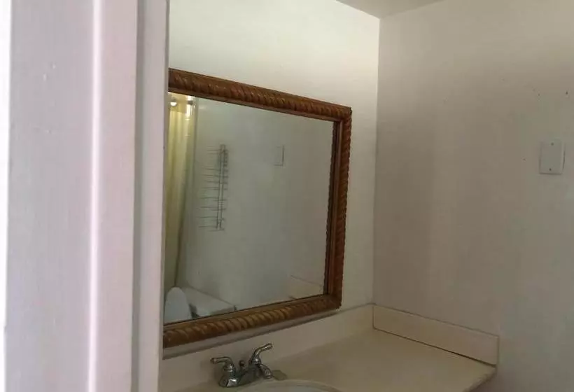 ホテル Camelot Waterfront Inn