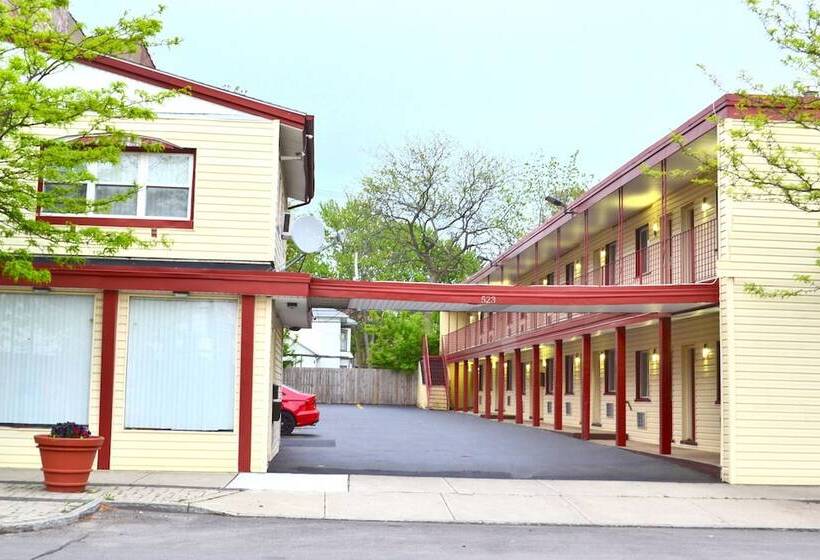 בית מלון כפרי Passport Inn By The Falls Ny