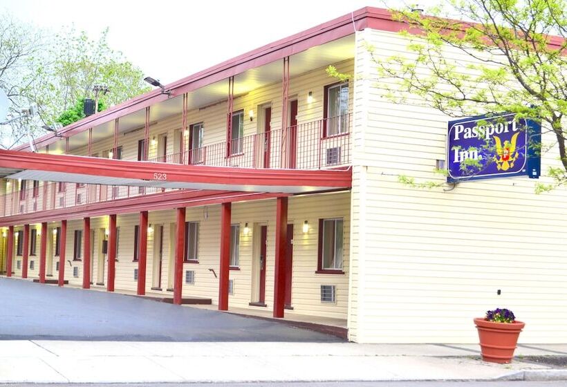 בית מלון כפרי Passport Inn By The Falls Ny