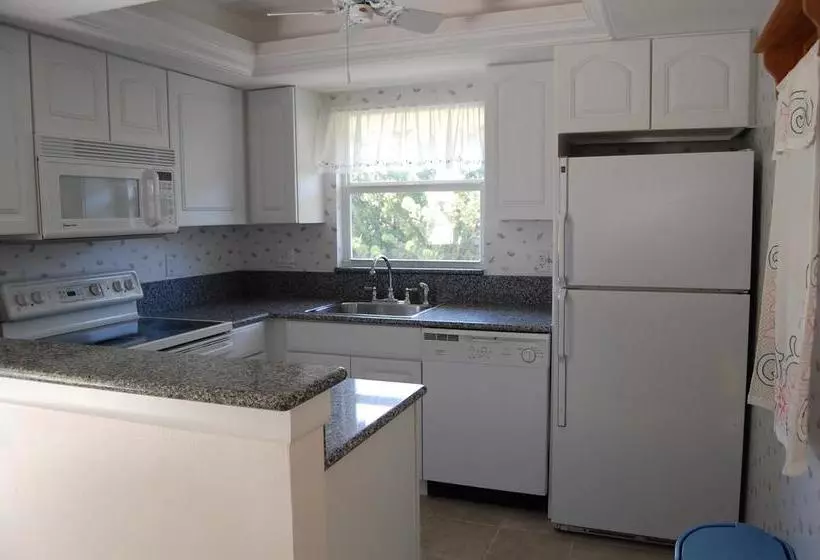 هتل Sea Shells Condominiums