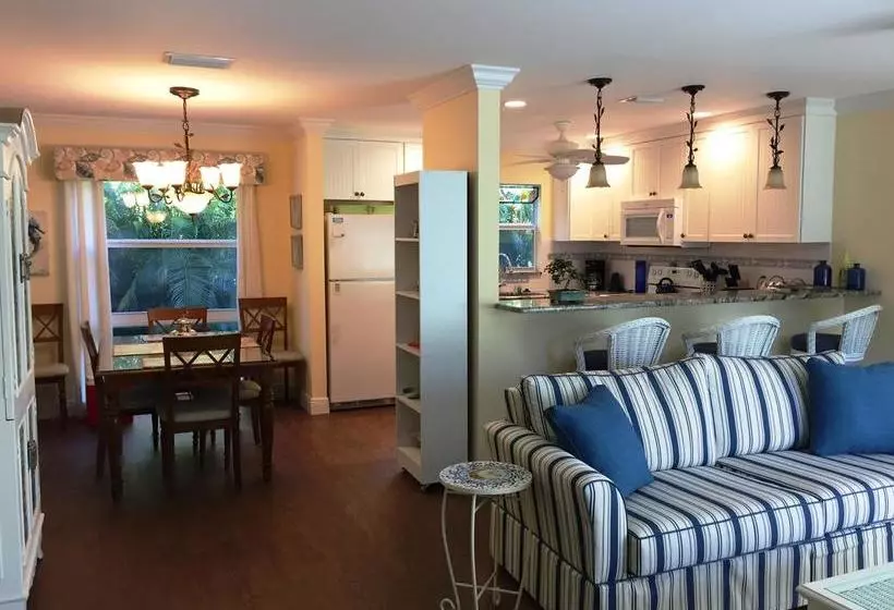 هتل Sea Shells Condominiums