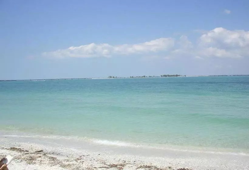 هتل Sea Shells Condominiums