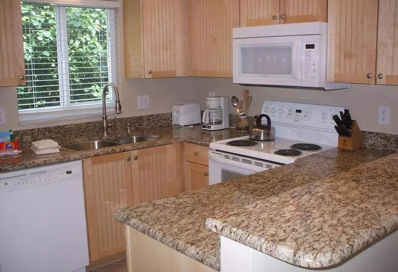 هتل Sea Shells Condominiums