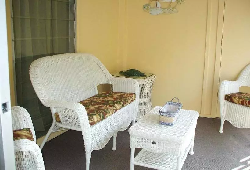 هتل Sea Shells Condominiums