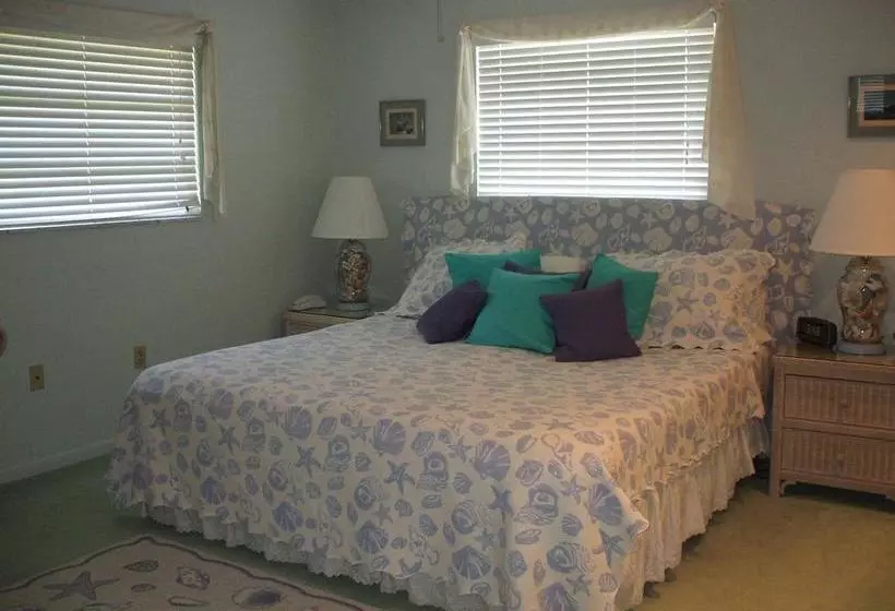 هتل Sea Shells Condominiums