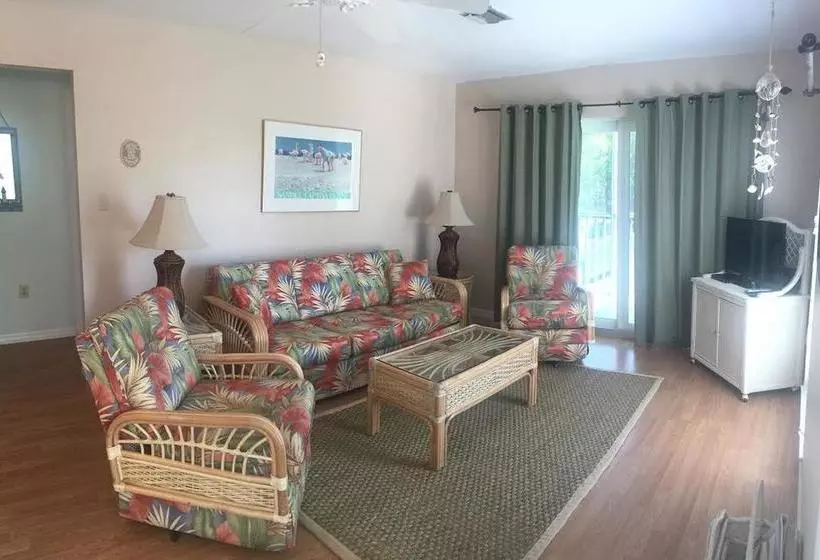 هتل Sea Shells Condominiums