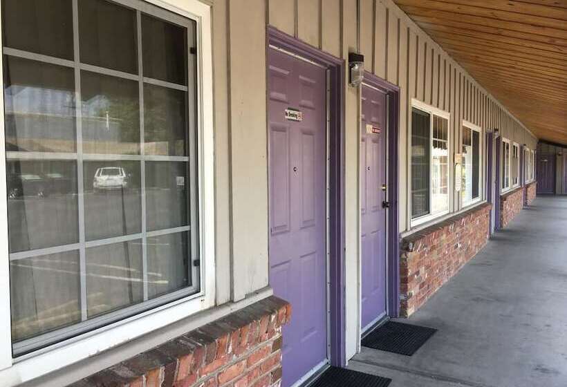 酒店 Sky Ranch Inn