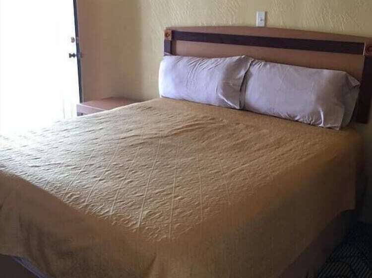 酒店 Sky Ranch Inn