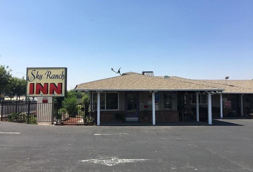 酒店 Sky Ranch Inn