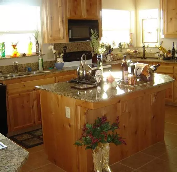 هتل Yosemite Sierra View Bed & Breakfast