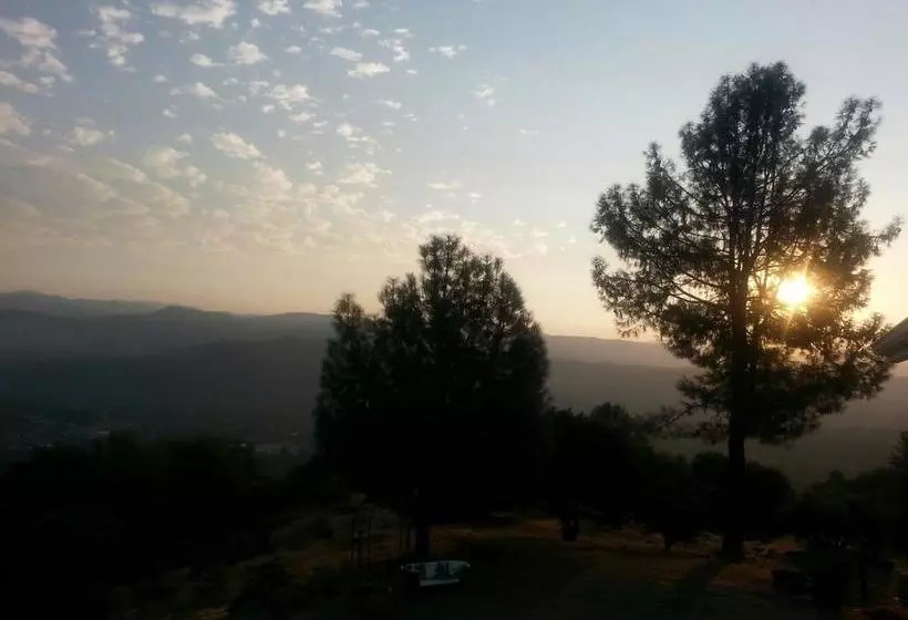 هتل Yosemite Sierra View Bed & Breakfast